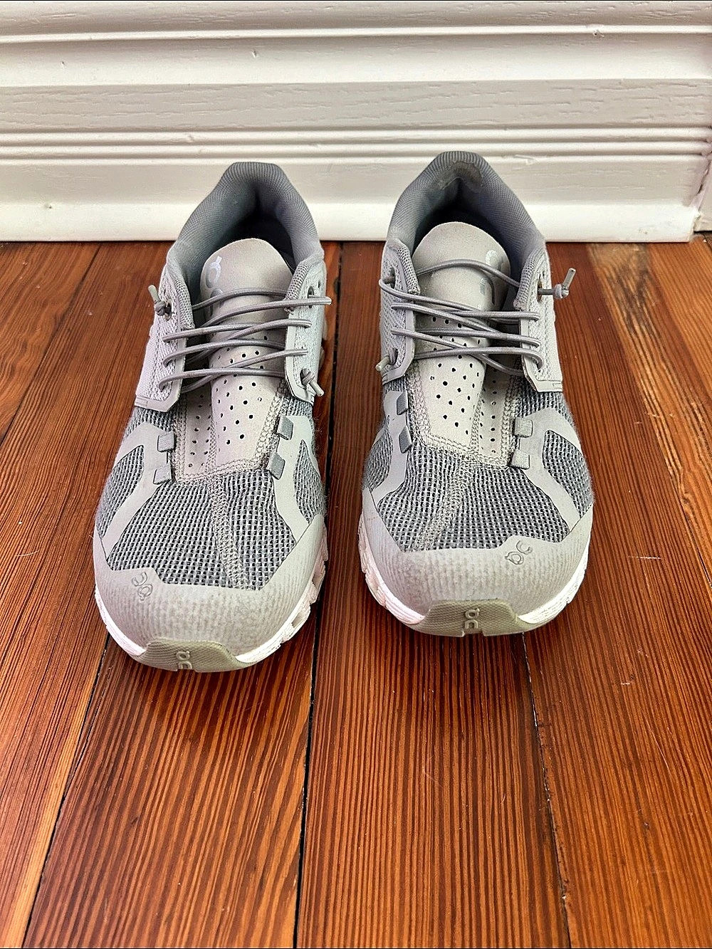 On Cloud Gray Athletic Sneakers Sz 8